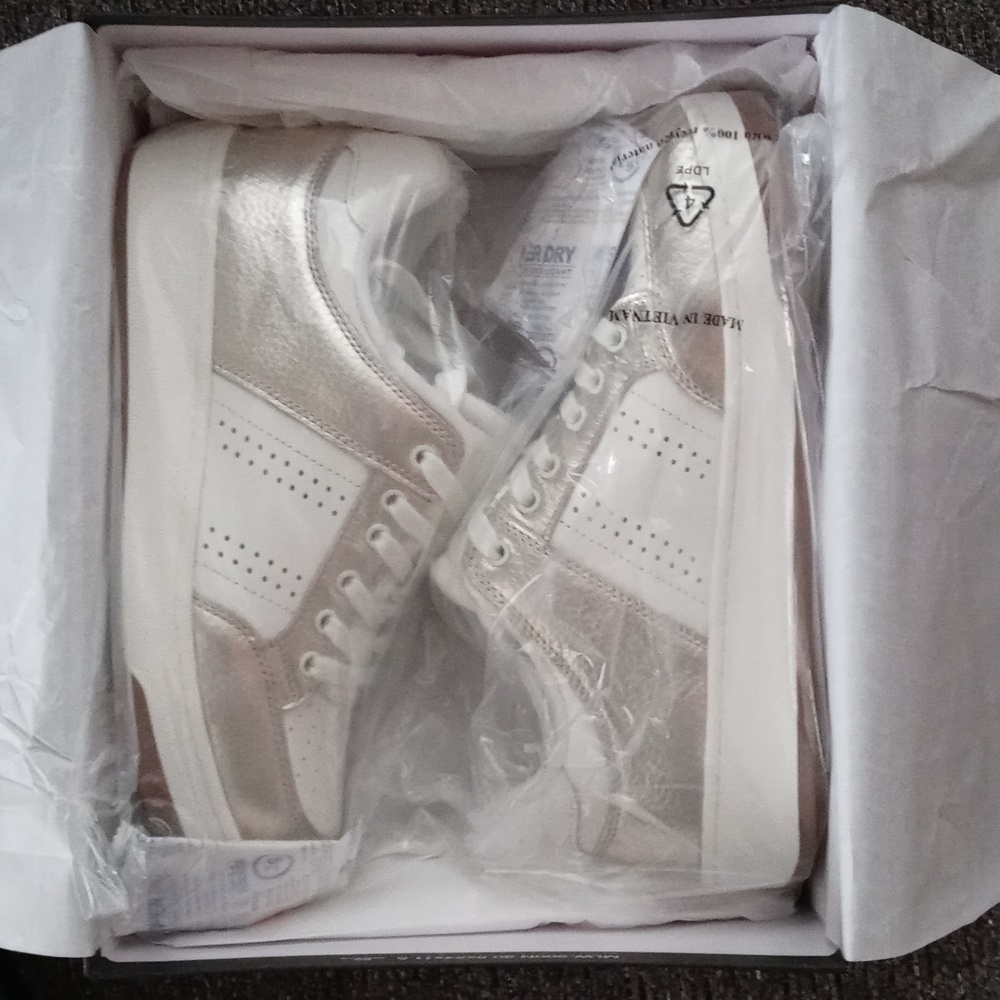 🆕️ 🌞Marc Fisher🌞 - "Flynnt" Ivory/Gold Metallic Leather Sneaker - Picture 3 of 11